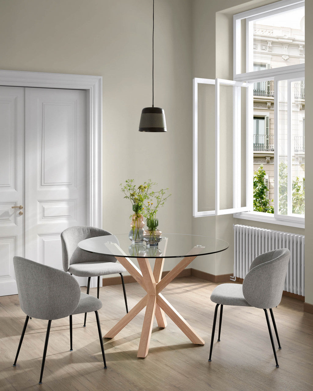 Scaun dining gri din textil Minna Kave Home