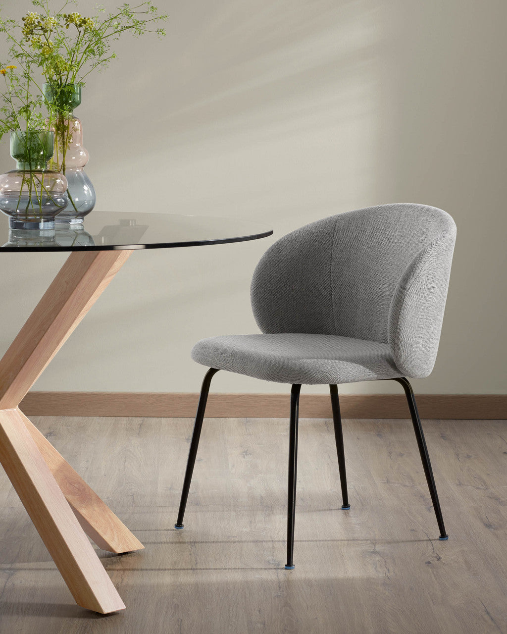 Scaun dining gri din textil Minna Kave Home