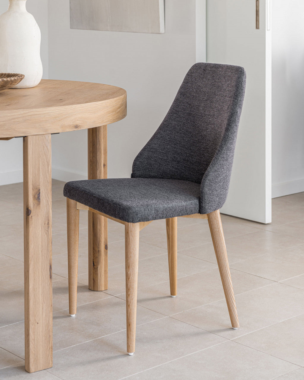 Scaun dining gri din textil Rosie Kave Home