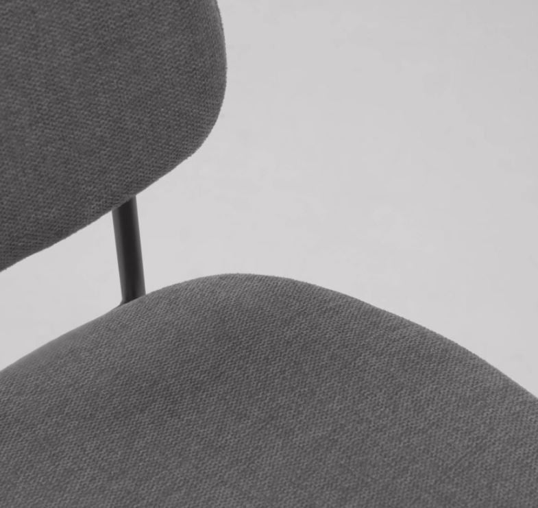 Scaun dining gri inchis din textil Benilda Kave Home
