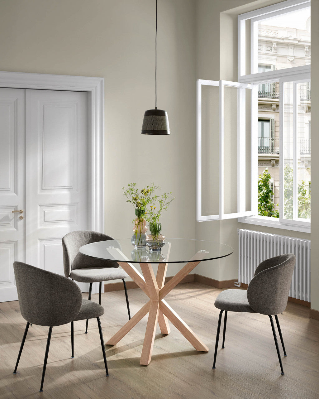Scaun dining gri inchis din textil Minna Kave Home
