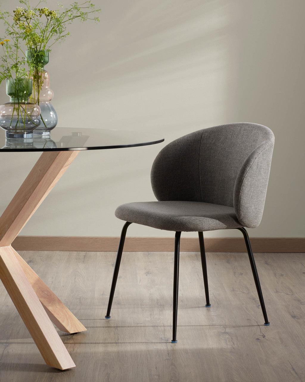 Scaun dining gri inchis din textil Minna Kave Home
