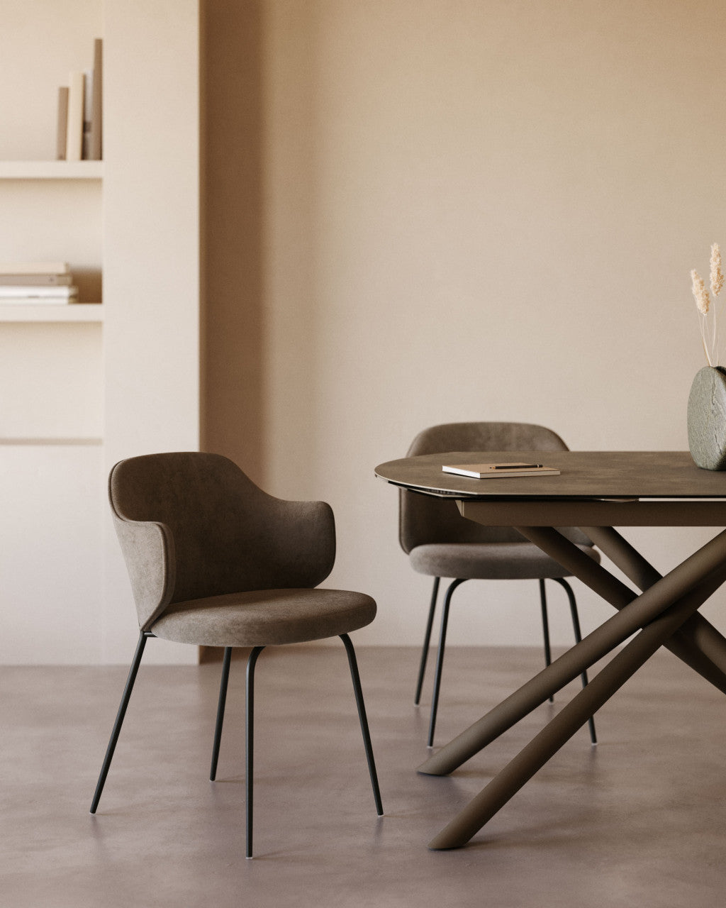 Scaun dining gri inchis din textil Suanna Plain Kave Home