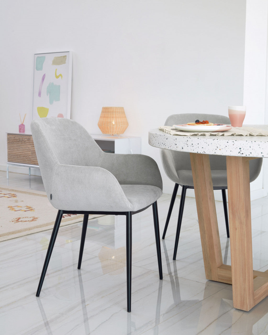 Scaun dining gri inchis/negru din catifea Konna Kave Home