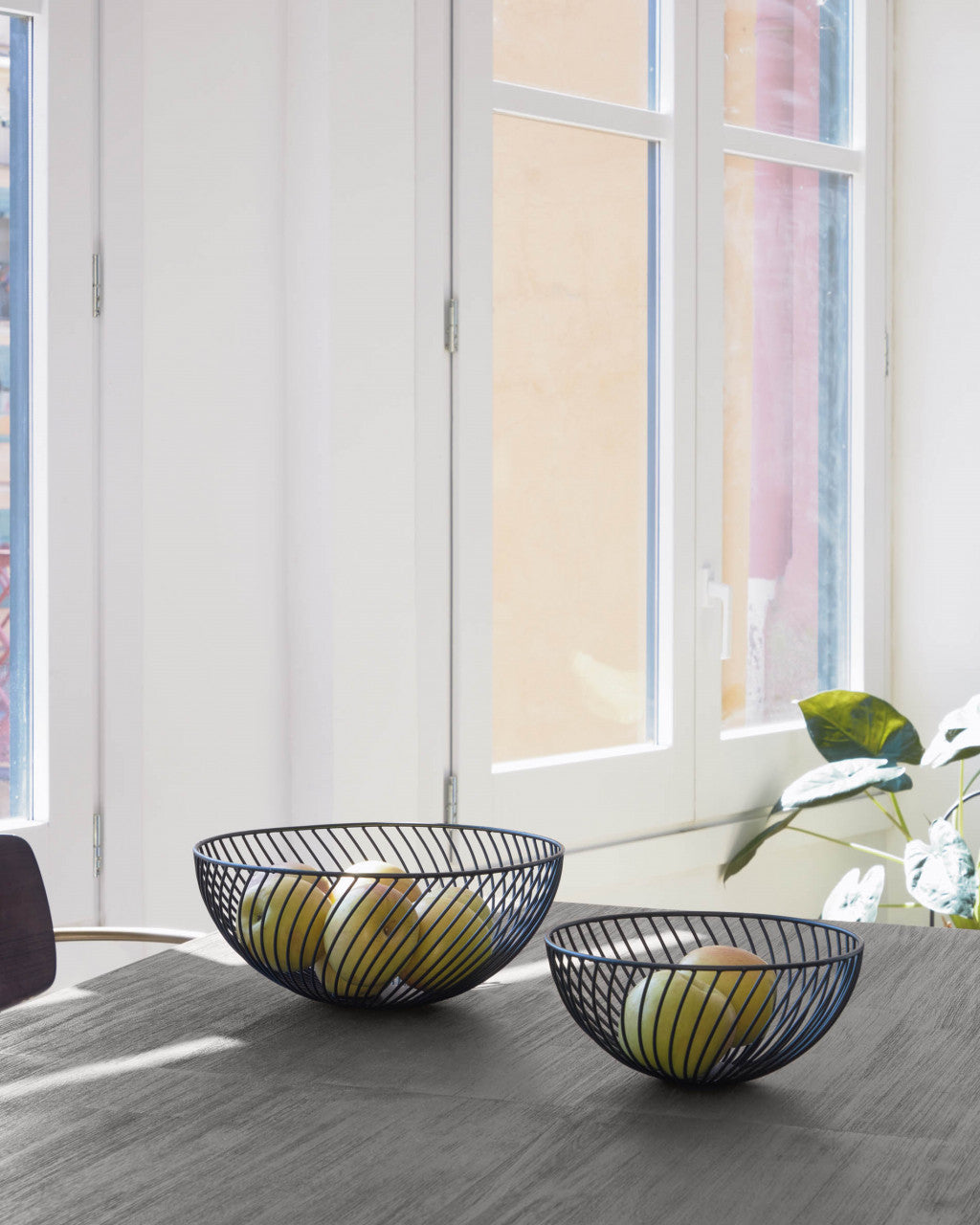 Scaun dining gri inchis/negru din textil Maureen Walnut Kave Home