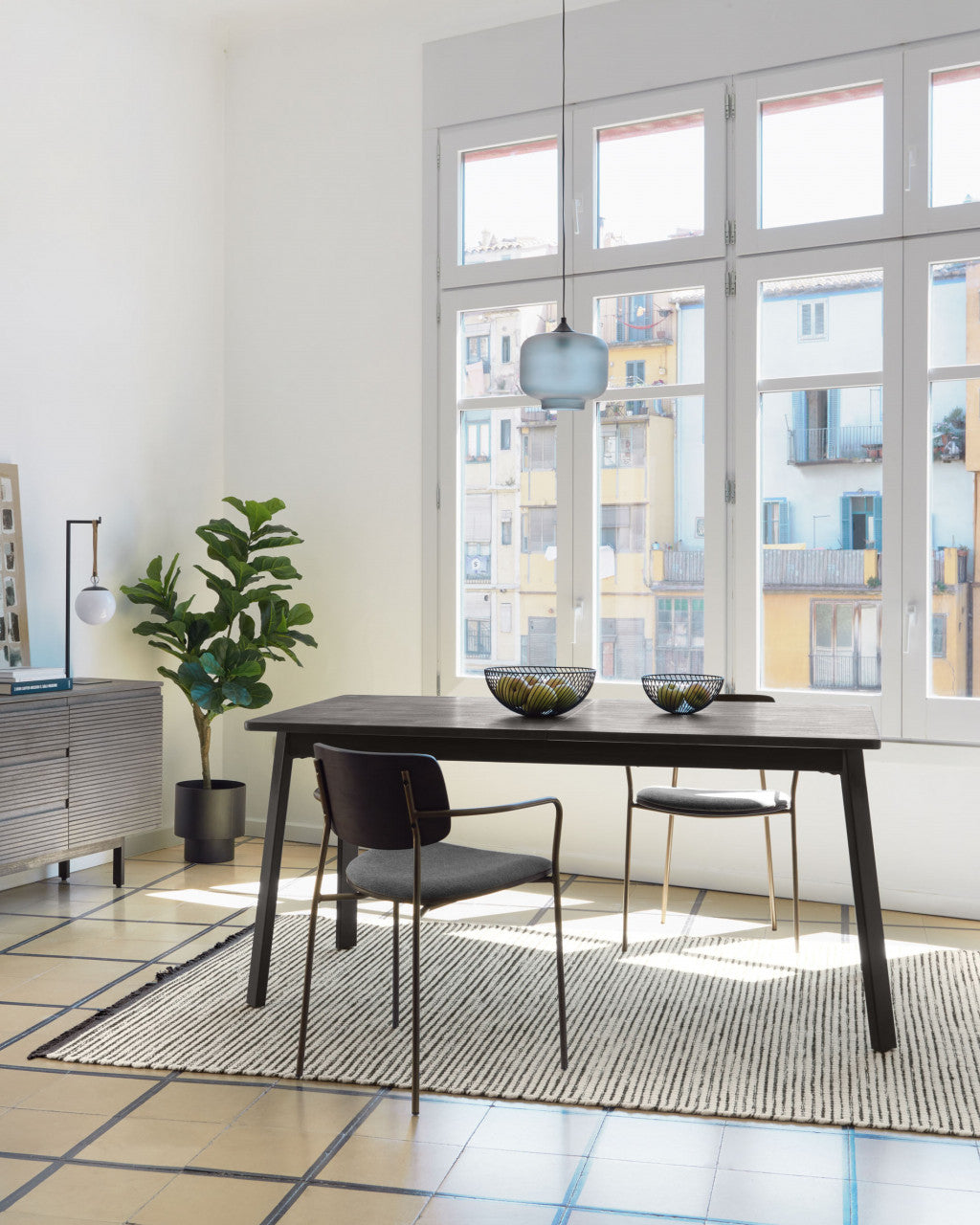 Scaun dining gri inchis/negru din textil Maureen Walnut Kave Home