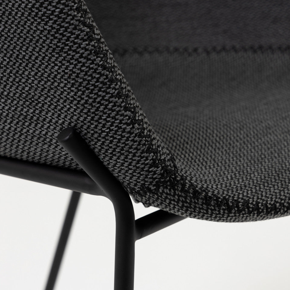 Scaun dining gri inchis/negru din textil Yvette Kave Home