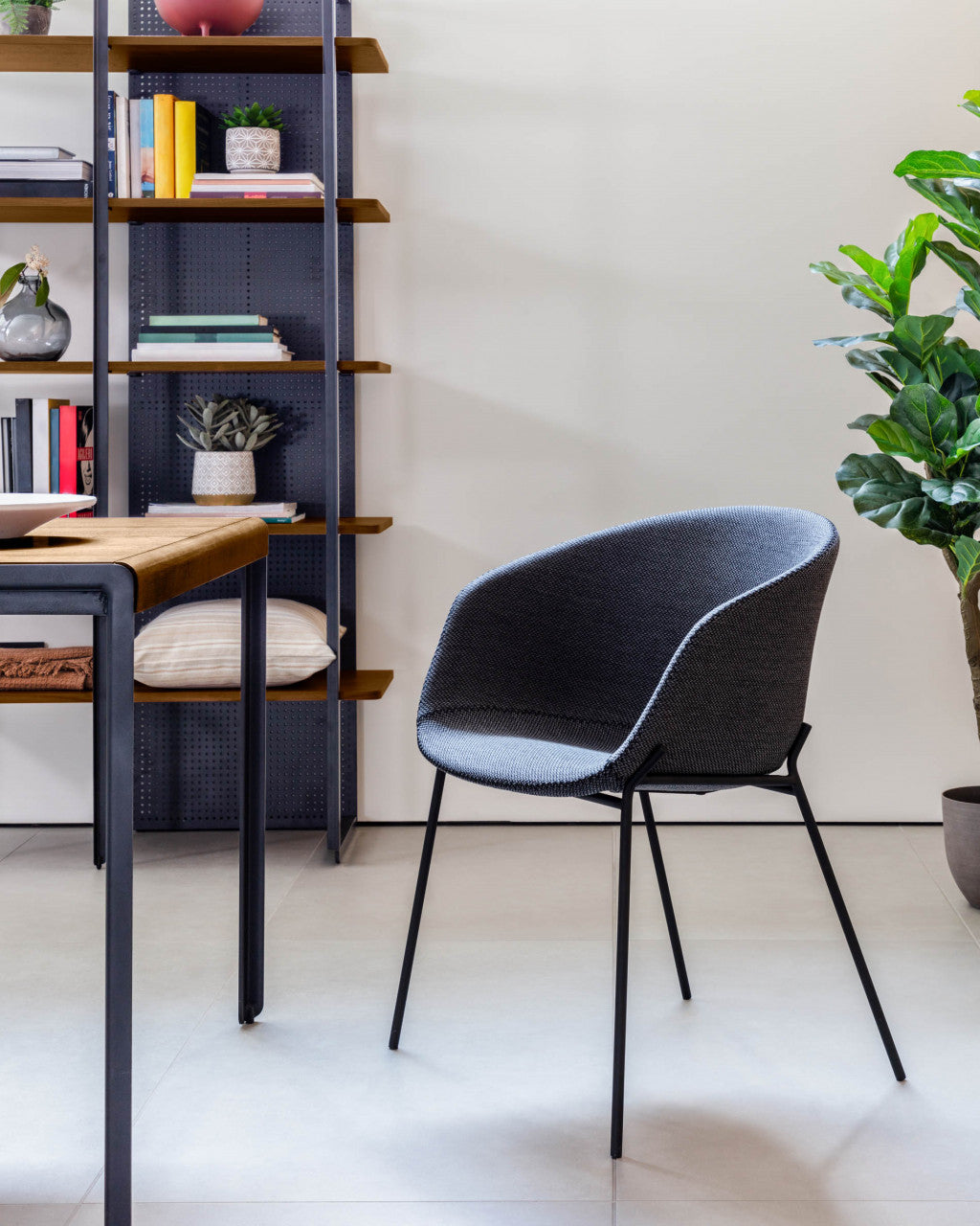 Scaun dining gri inchis/negru din textil Yvette Kave Home