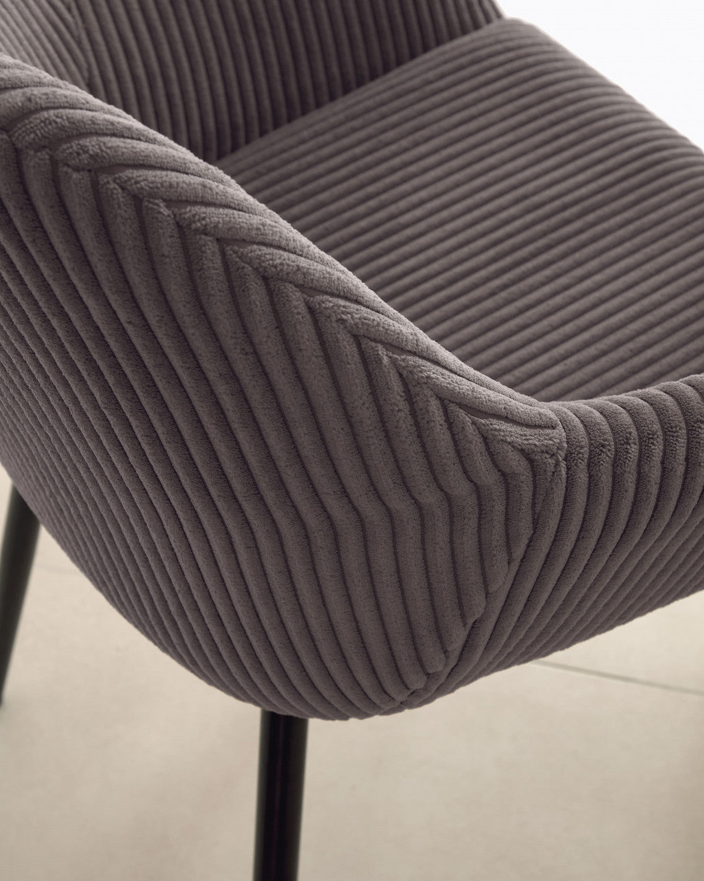 Scaun dining gri/negru din catifea Konna Kave Home