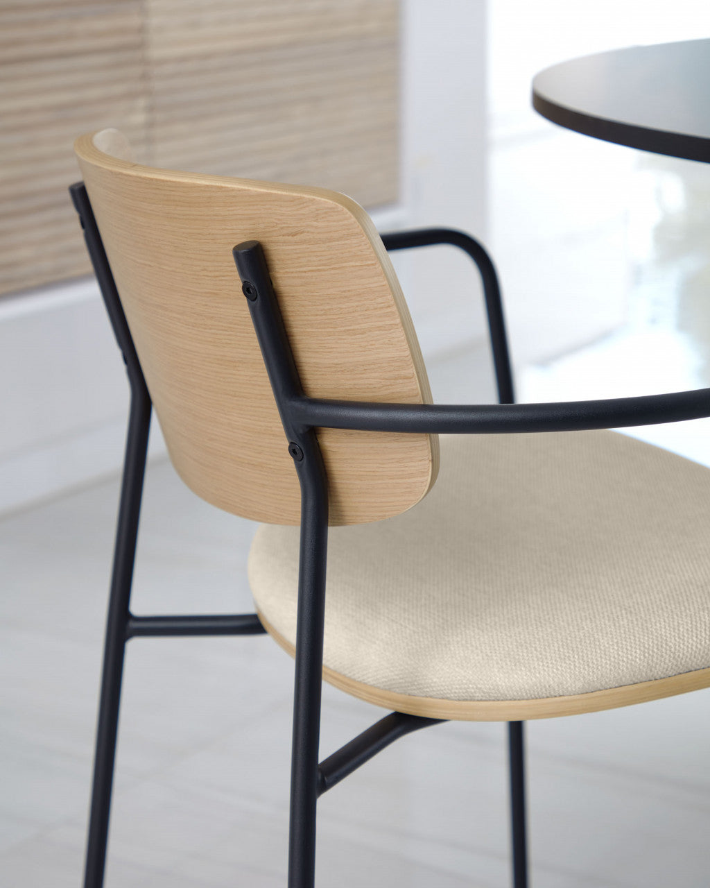 Scaun dining maro deschis din textil Maureen Kave Home