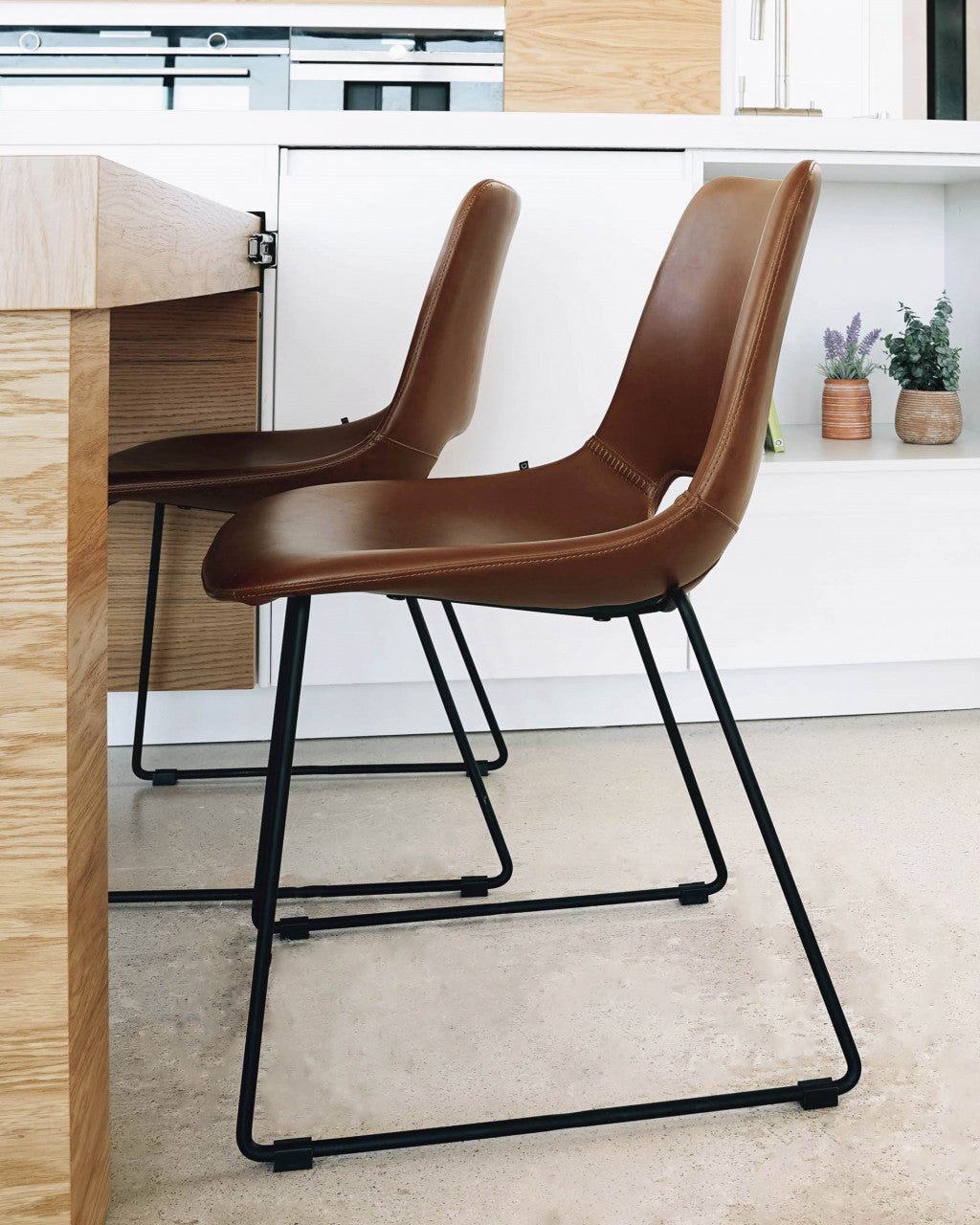 Scaun dining maro din piele si metal Zahara Kave Home