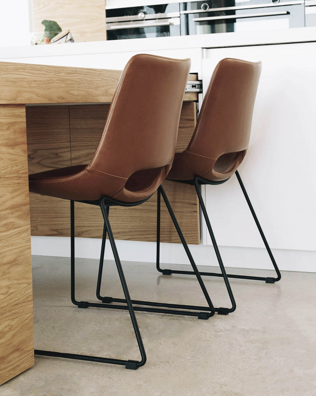Scaun dining maro din piele si metal Zahara Kave Home