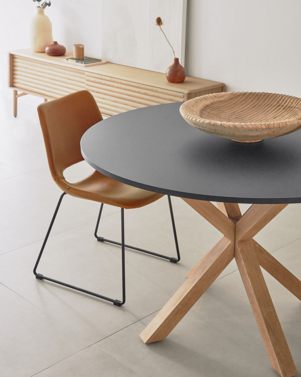 Scaun dining maro din piele si metal Zahara Kave Home