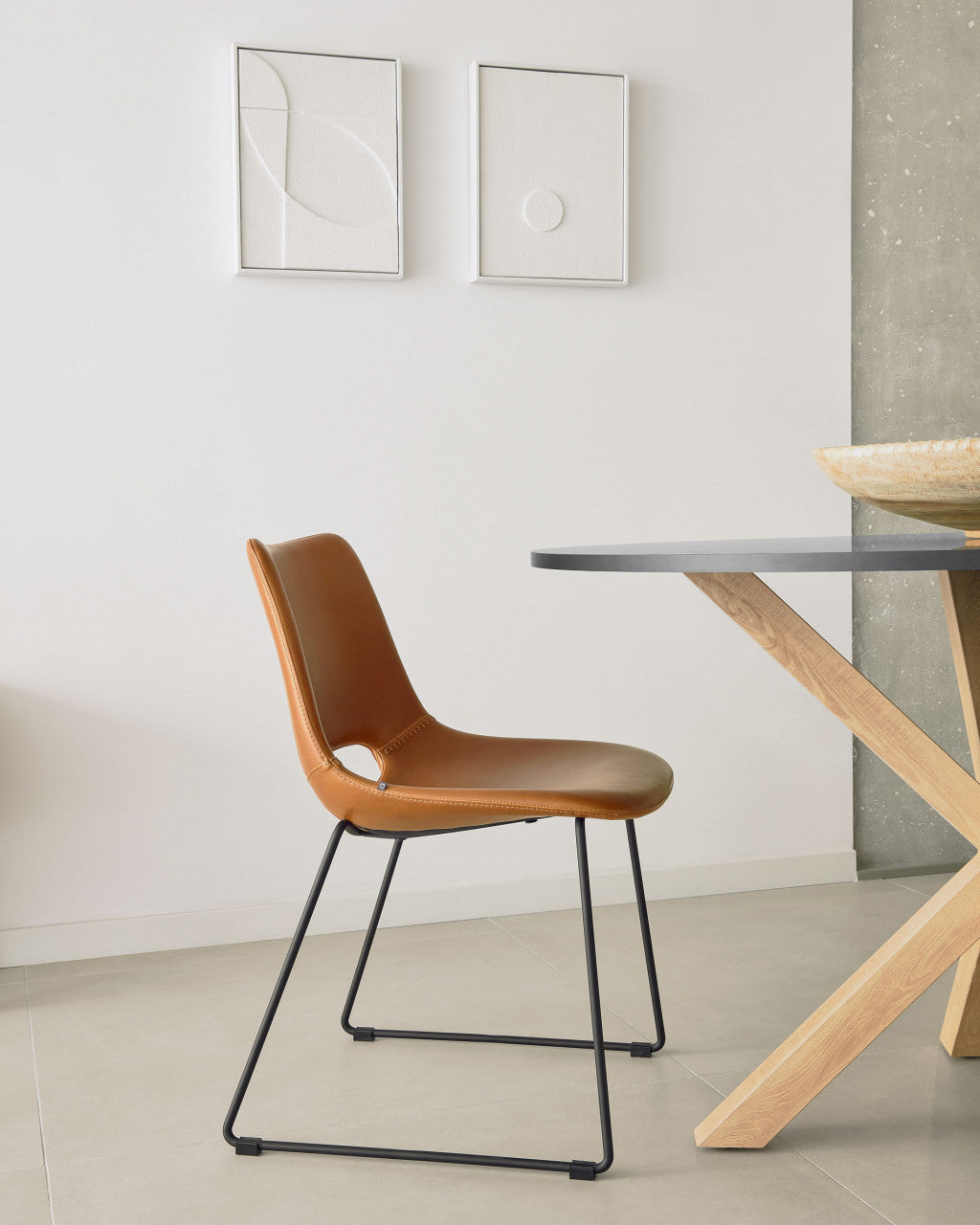 Scaun dining maro din piele si metal Zahara Kave Home