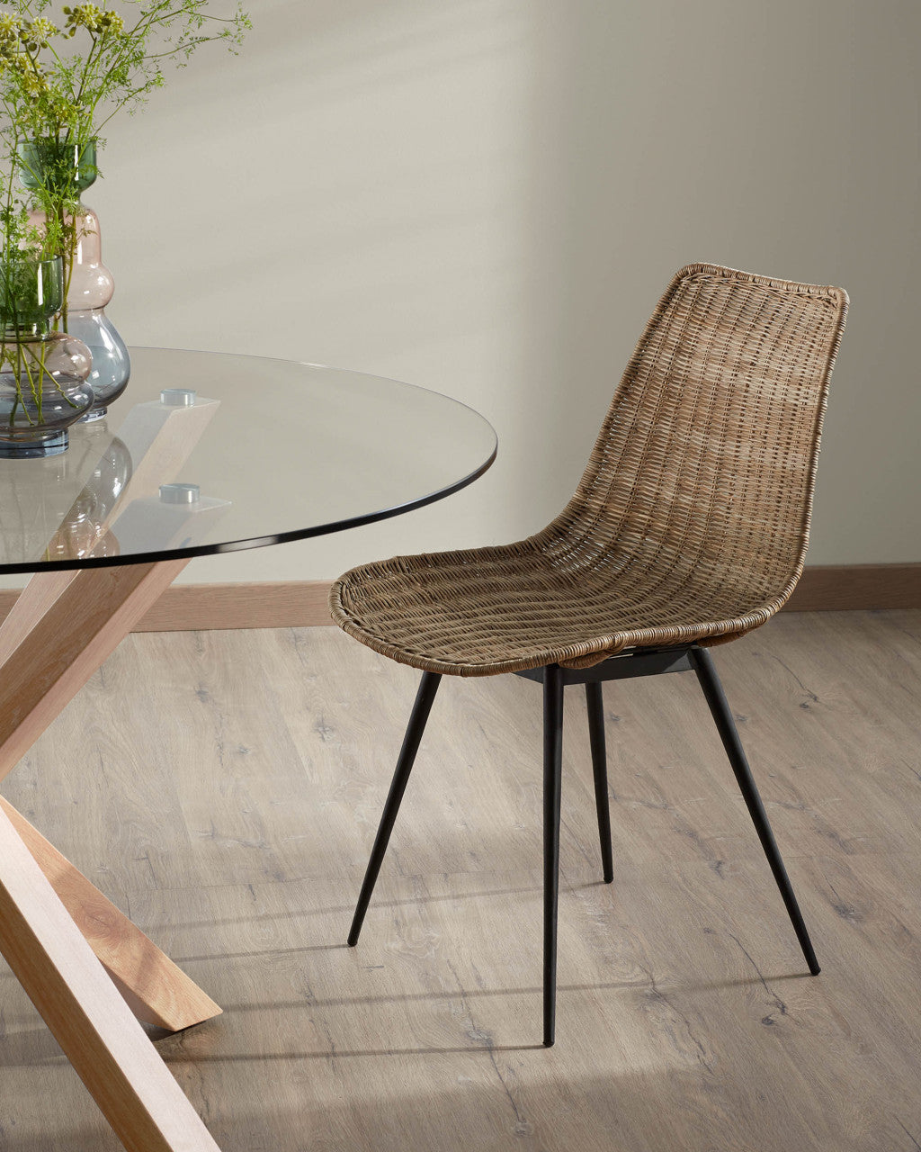 Scaun dining maro/negru din ratan Equal Kave Home