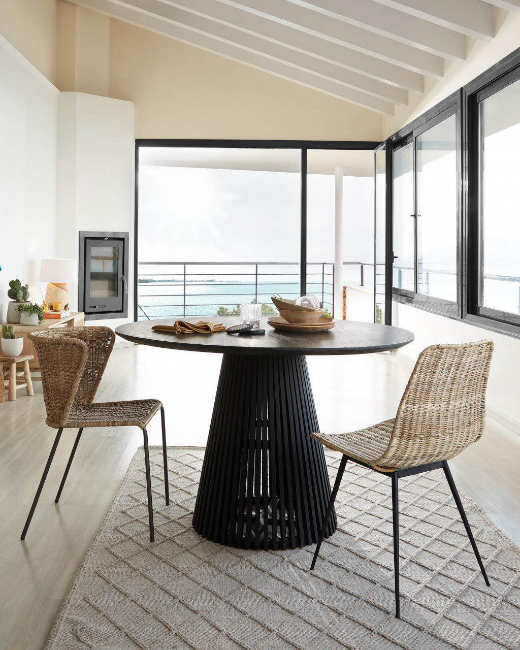 Scaun dining maro/negru din ratan Equal Kave Home