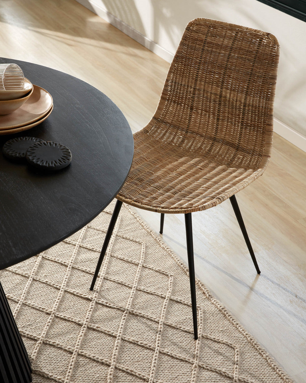 Scaun dining maro/negru din ratan Equal Kave Home