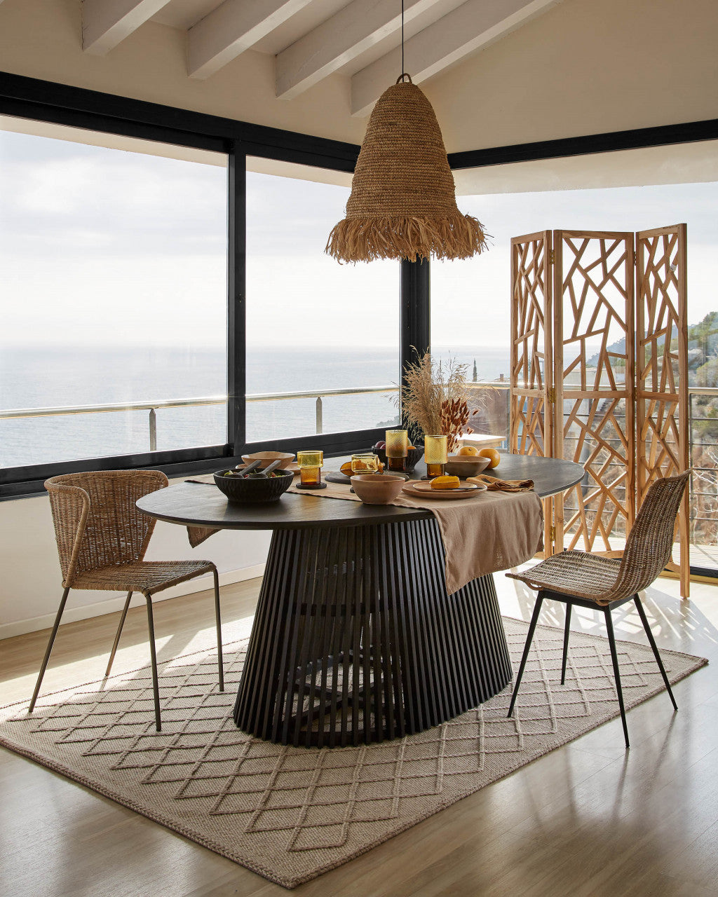 Scaun dining maro/negru din ratan Equal Kave Home
