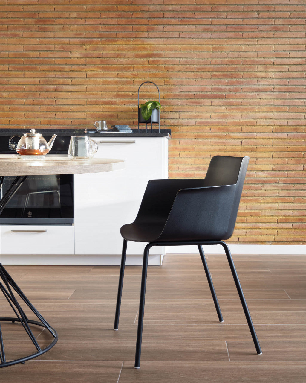 Scaun dining negru din metal Hannia Arms Kave Home