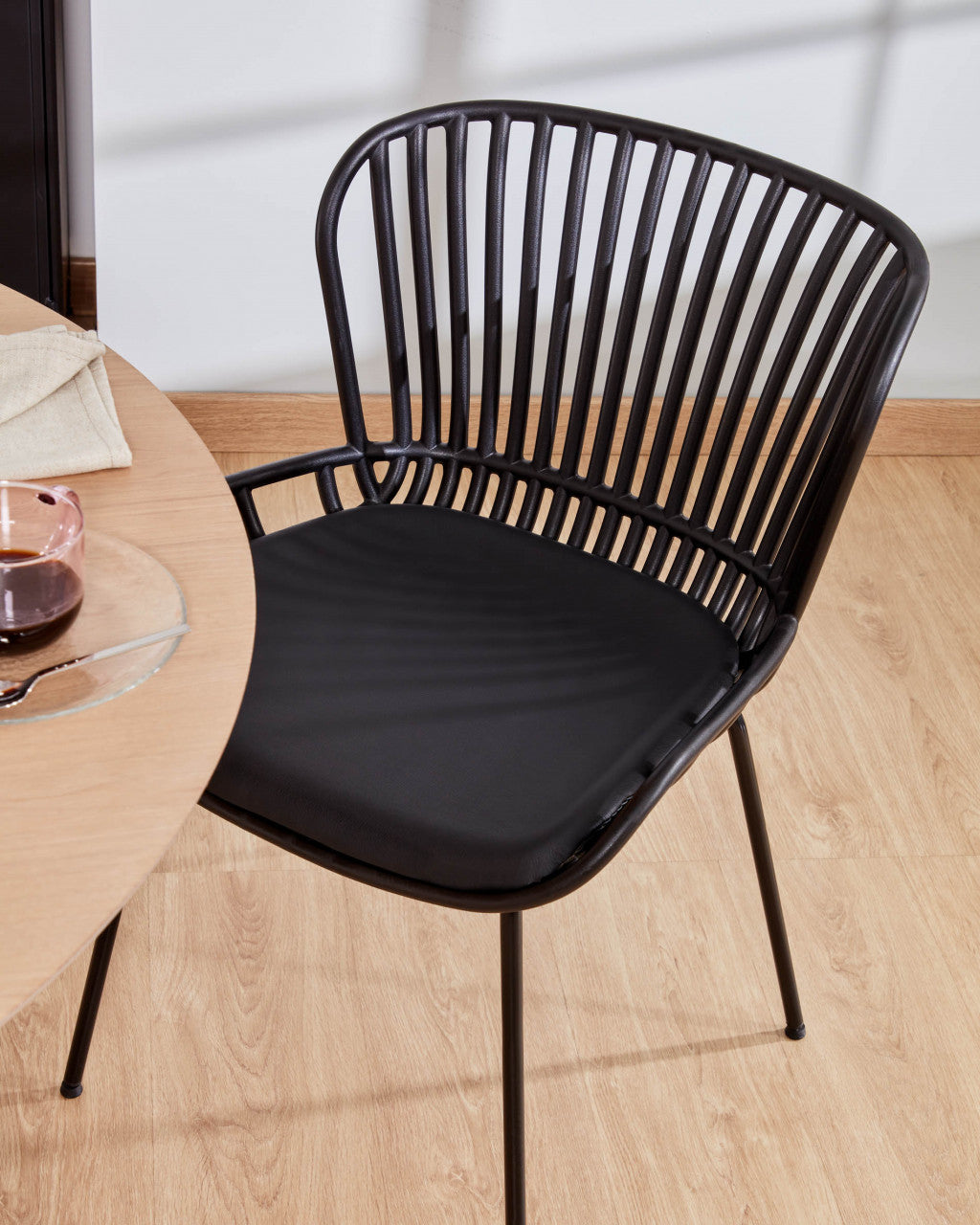 Scaun dining negru din metal Surpik Kave Home