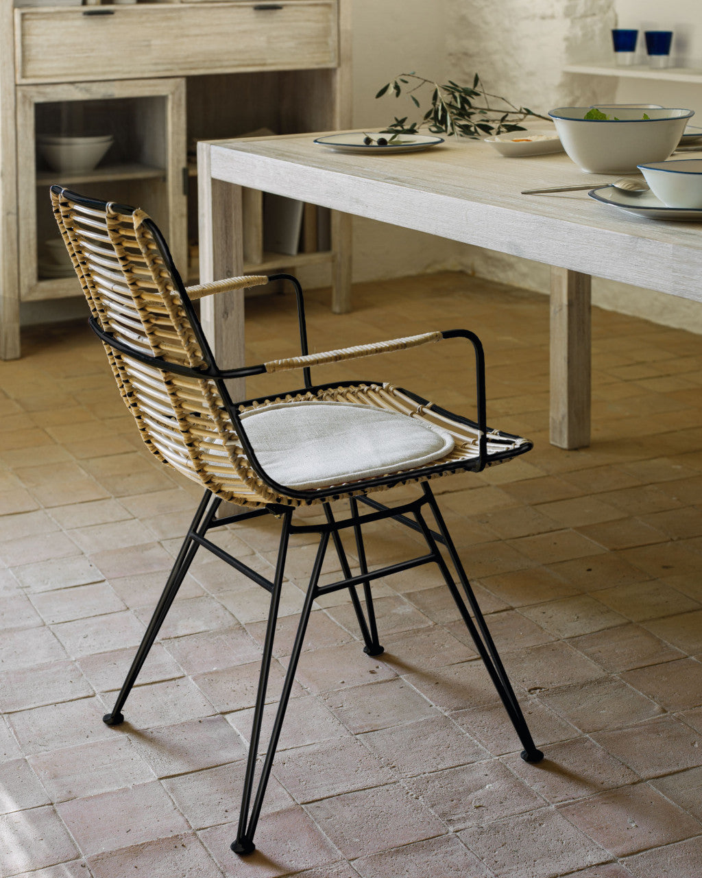 Scaun dining negru din ratan si metal Tishana Kave Home