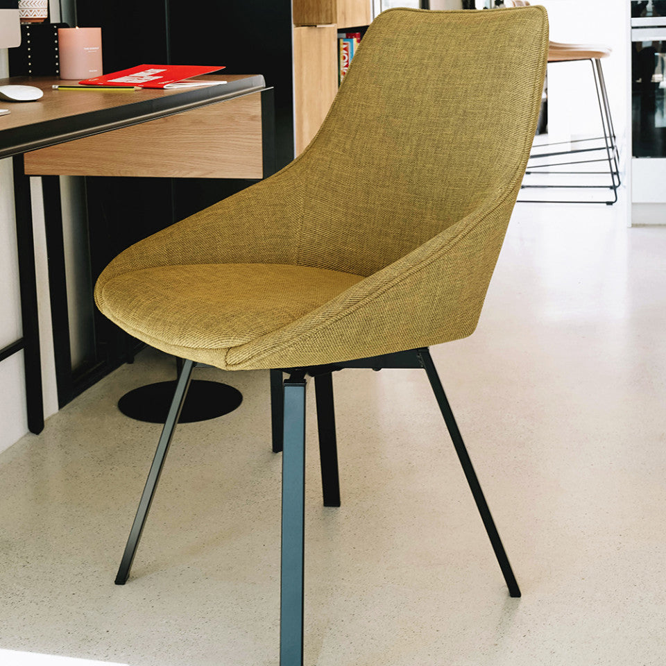Scaun dining rotativ galben/negru din textil Haston Mustard Kave Home
