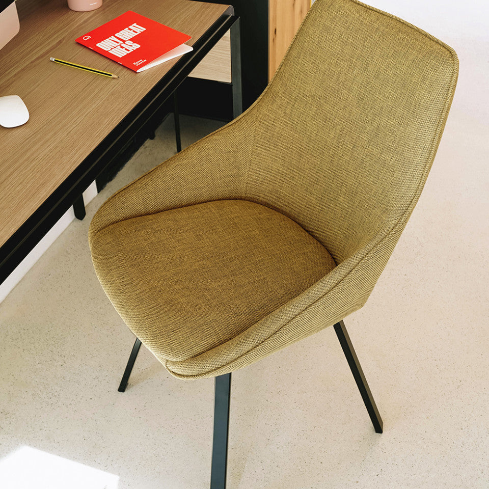 Scaun dining rotativ galben/negru din textil Haston Mustard Kave Home