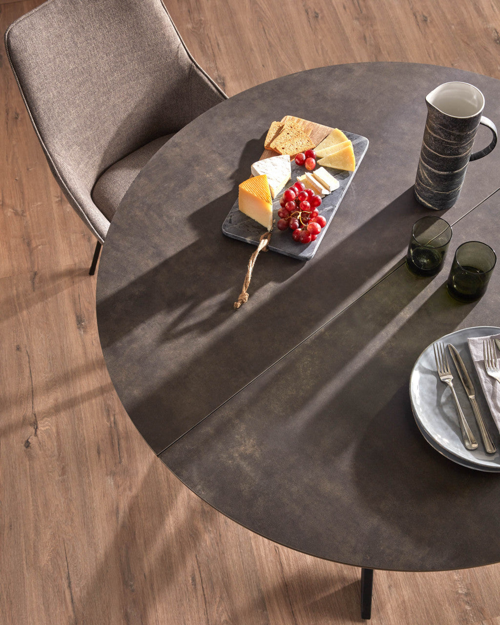 Scaun dining rotativ gri/negru din textil Haston Dark Kave Home
