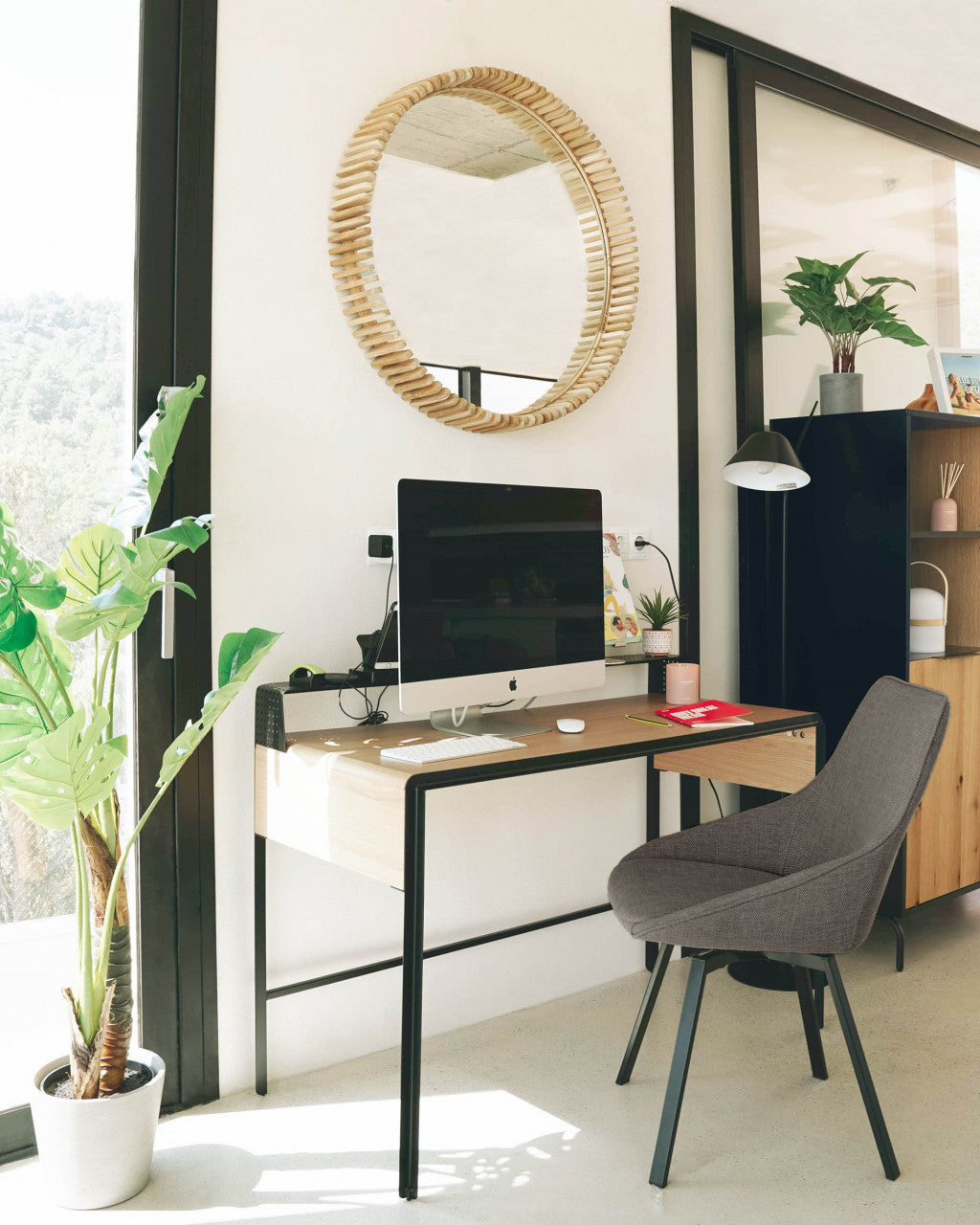 Scaun dining rotativ gri/negru din textil Haston Dark Kave Home