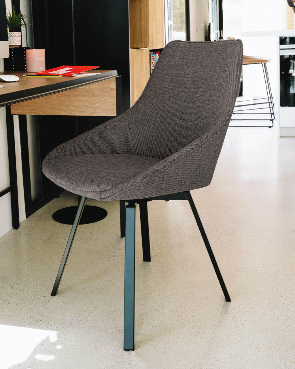 Scaun dining rotativ gri/negru din textil Haston Dark Kave Home