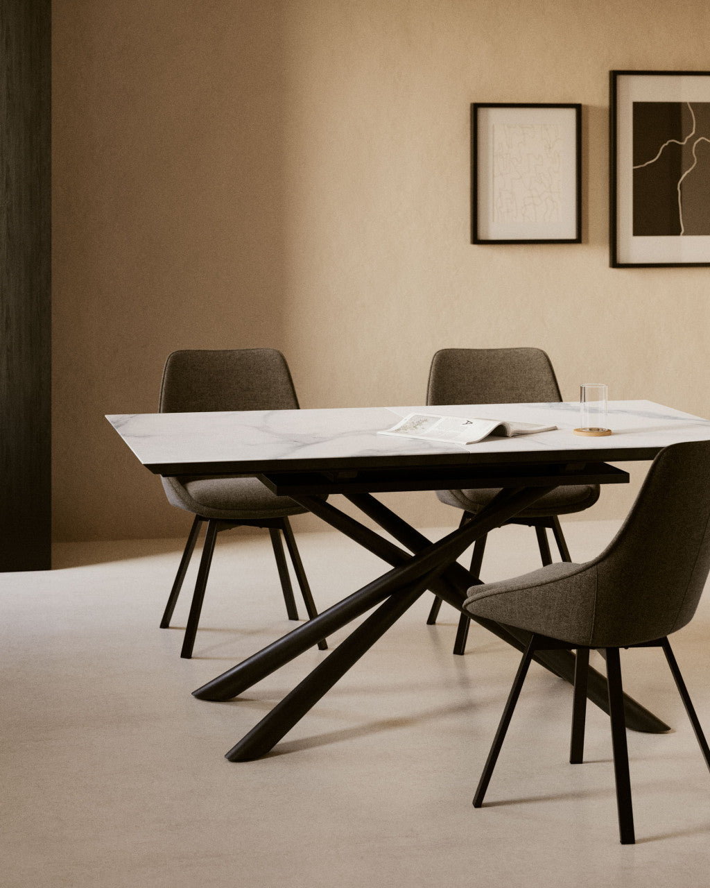 Scaun dining rotativ gri/negru din textil Haston Dark Kave Home