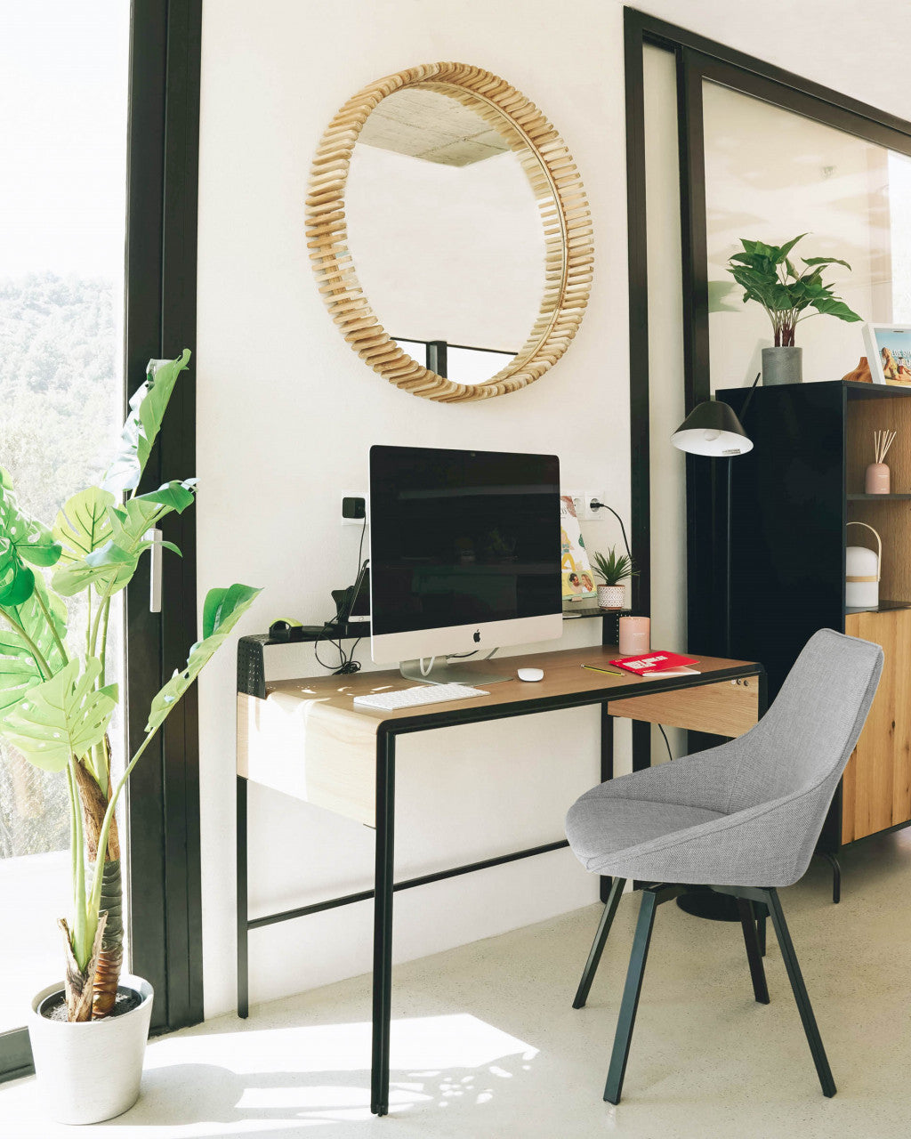 Scaun dining rotativ gri/negru din textil Haston Light Kave Home