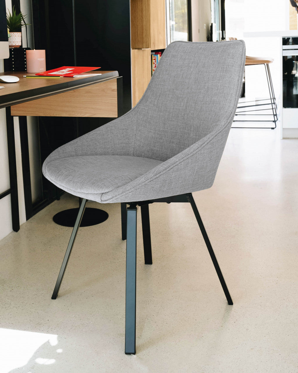 Scaun dining rotativ gri/negru din textil Haston Light Kave Home