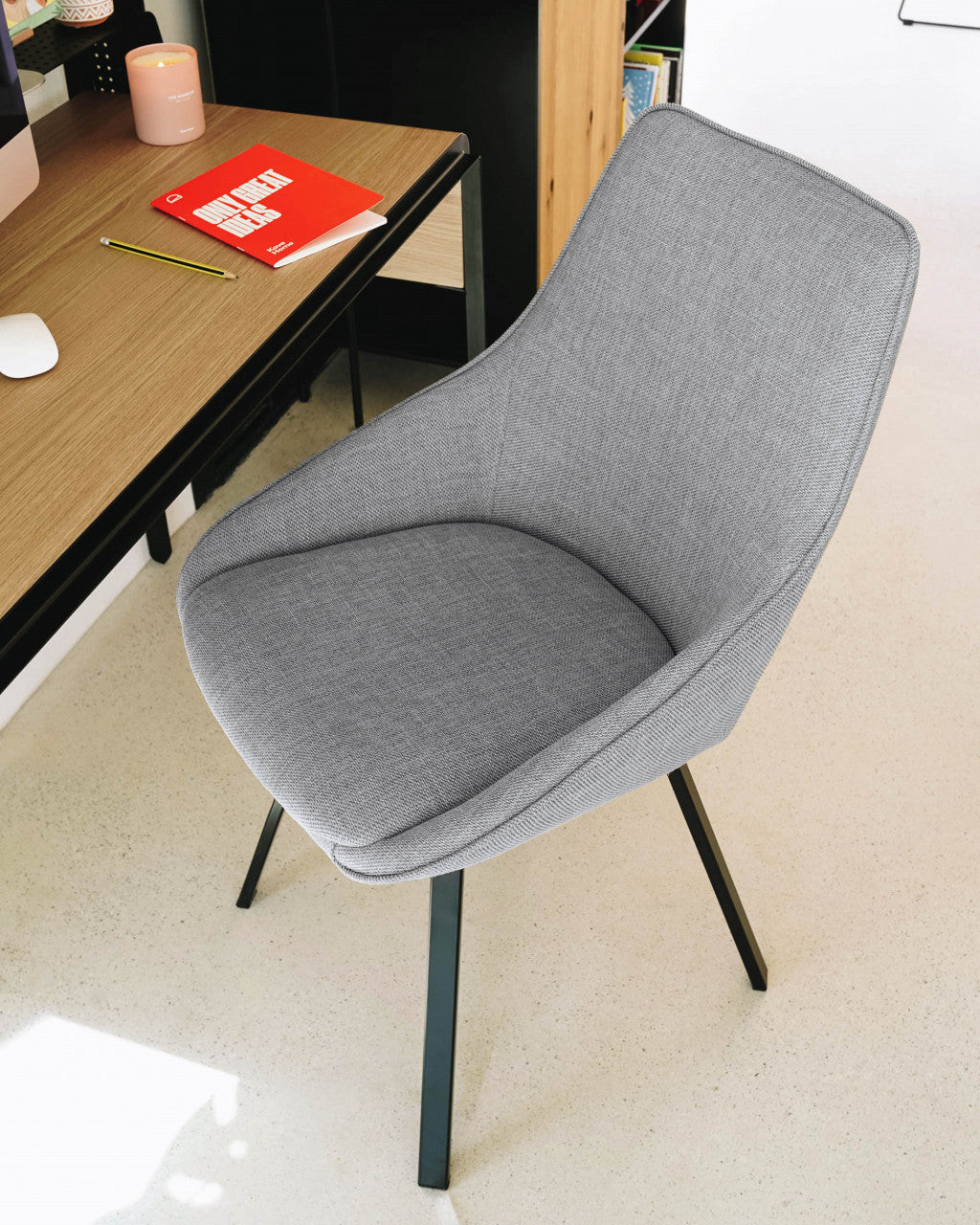 Scaun dining rotativ gri/negru din textil Haston Light Kave Home