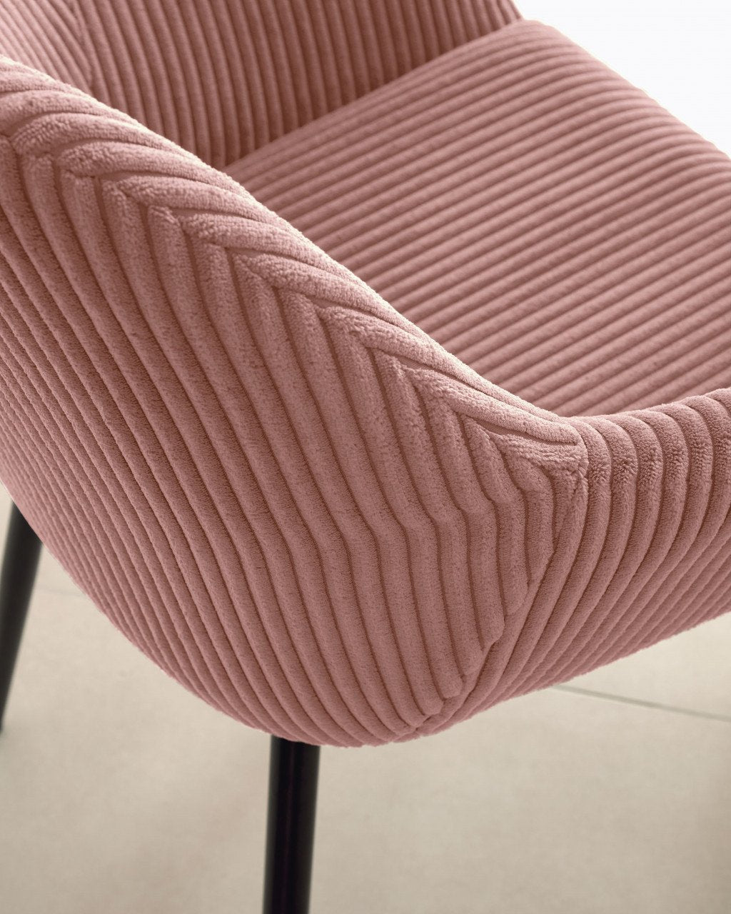 Scaun dining roz/negru din catifea Konna Kave Home