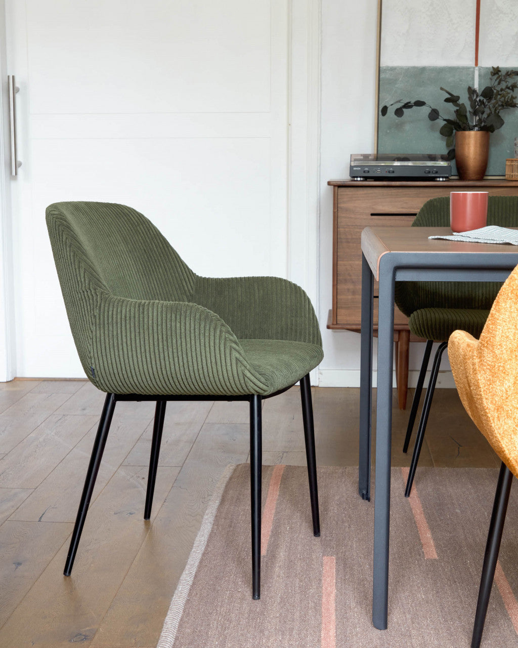Scaun dining verde din catifea Konna Style Kave Home