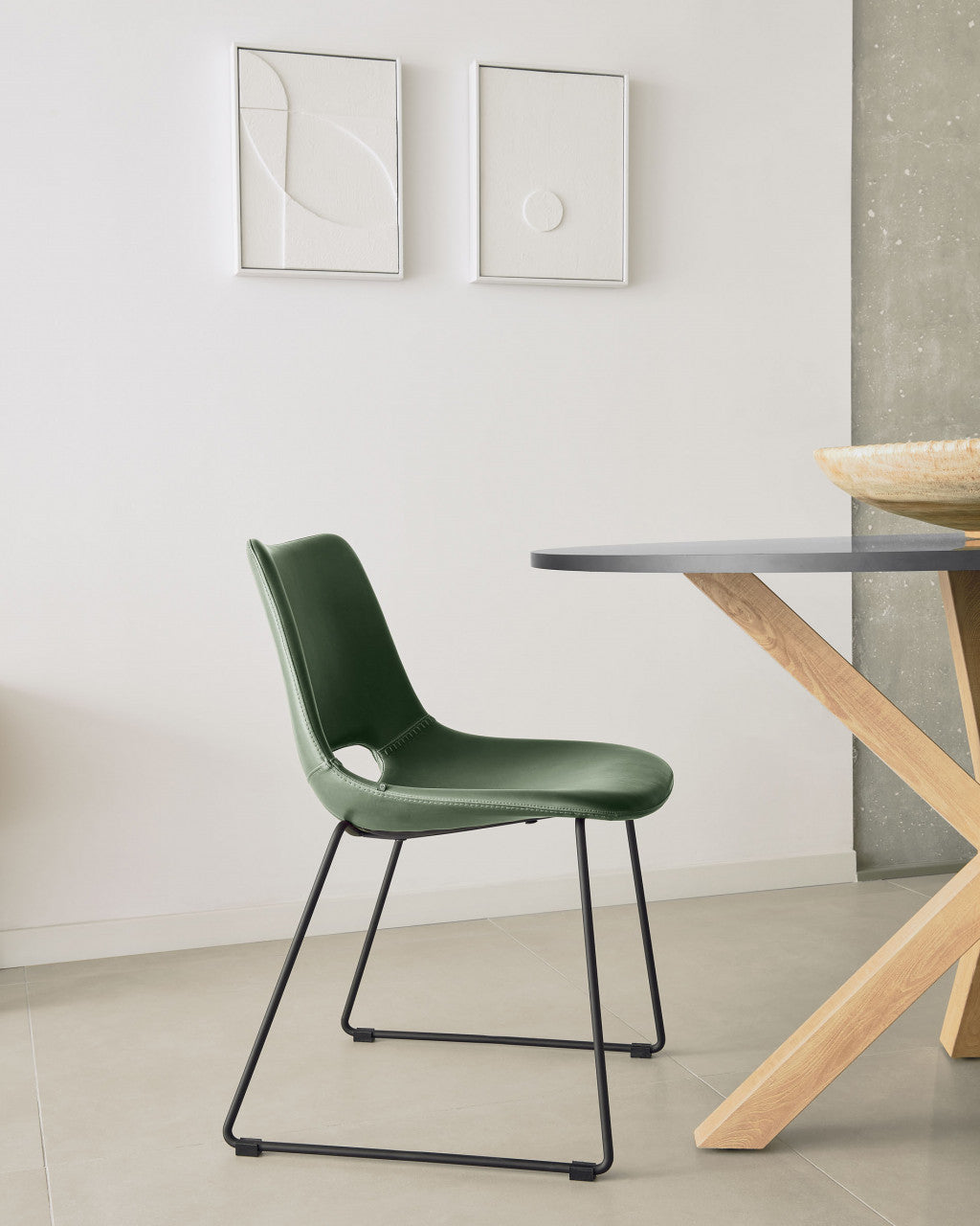 Scaun dining verde din piele si metal Zahara Kave Home