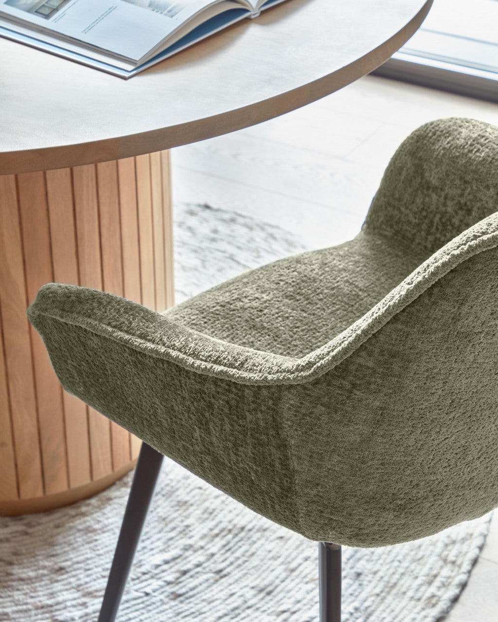 Scaun dining verde inchis din catifea Amira Kave Home