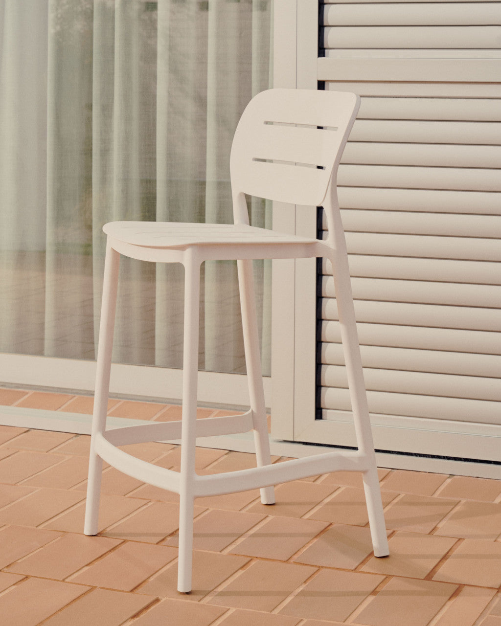 Scaun exterior bar alb din plastic Morella Kave Home
