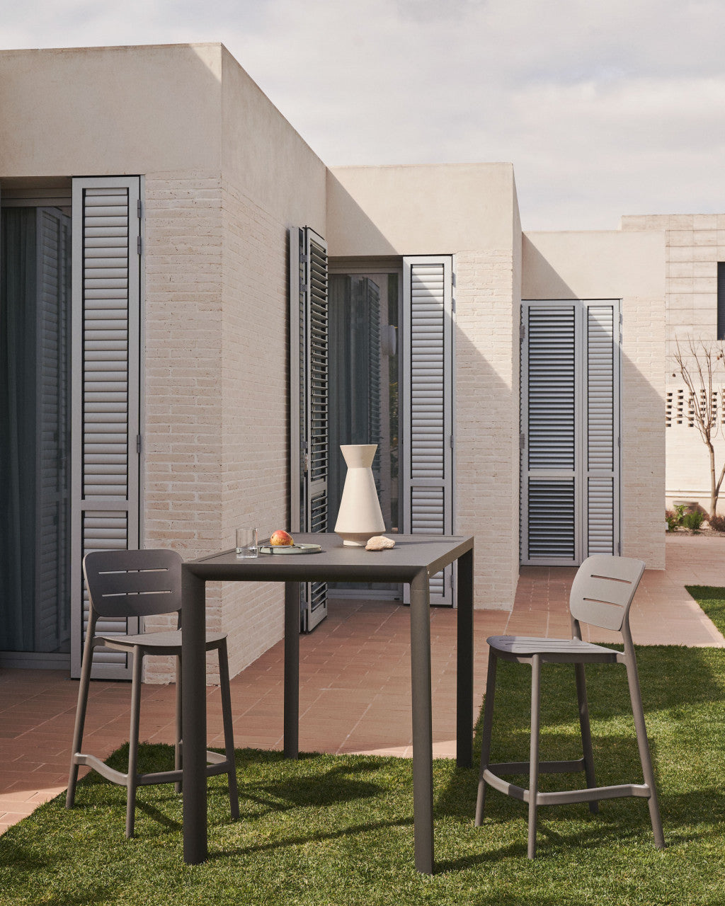Scaun exterior bar gri din plastic Morella Kave Home
