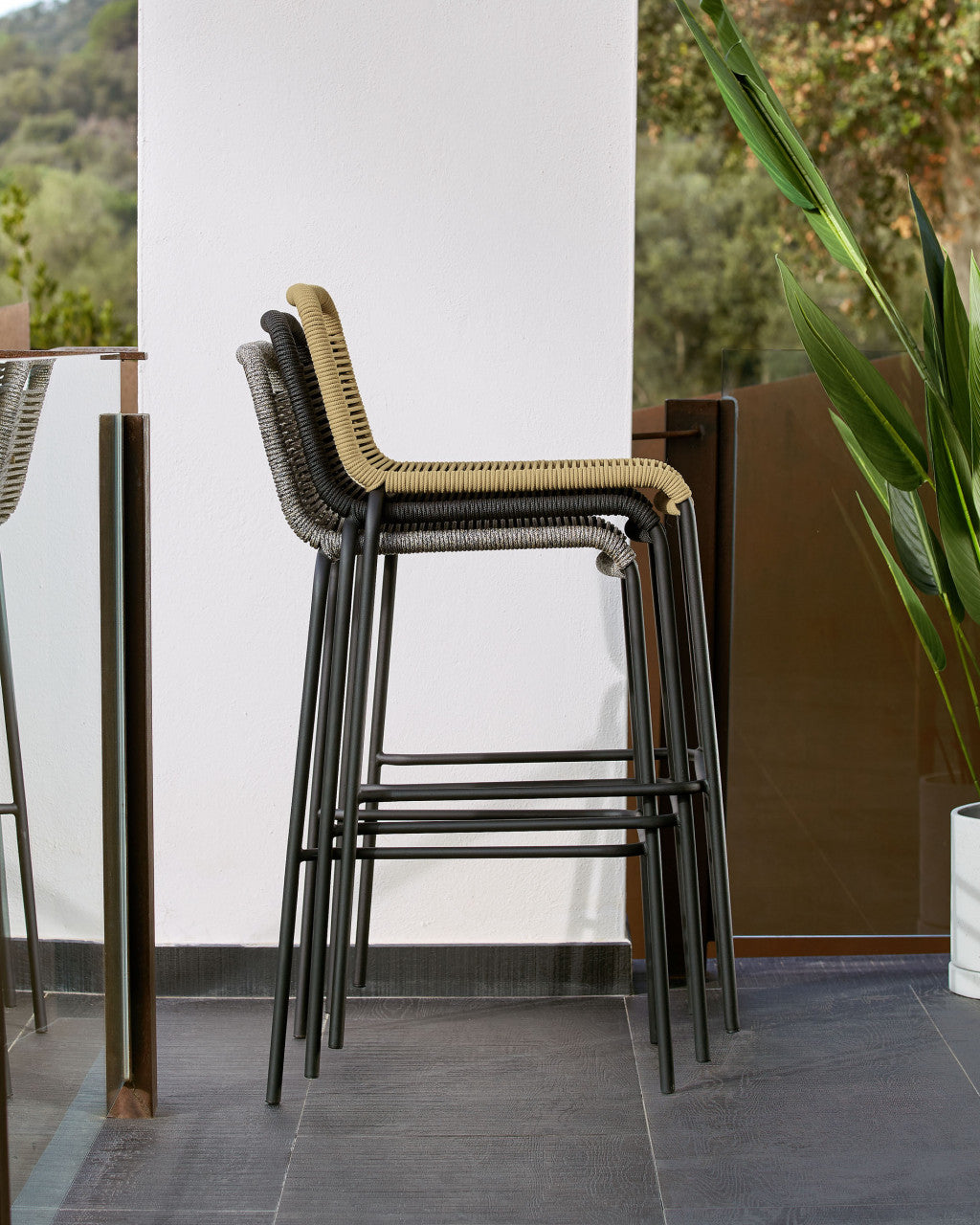Scaun exterior bar negru din metal Lambton Small Kave Home
