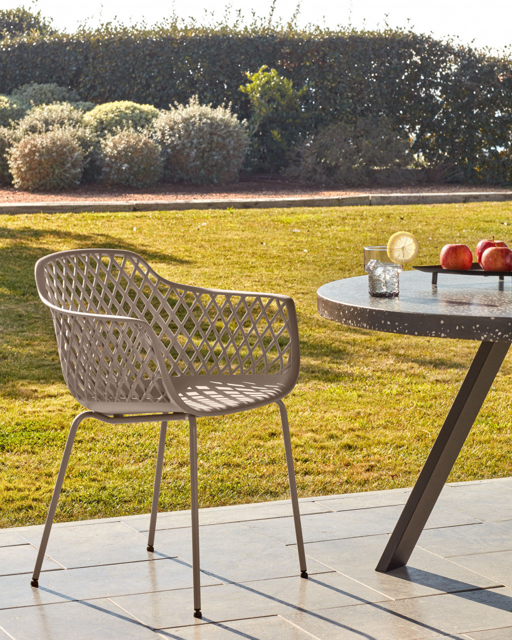 Scaun exterior dining bej din metal Quinn Kave Home