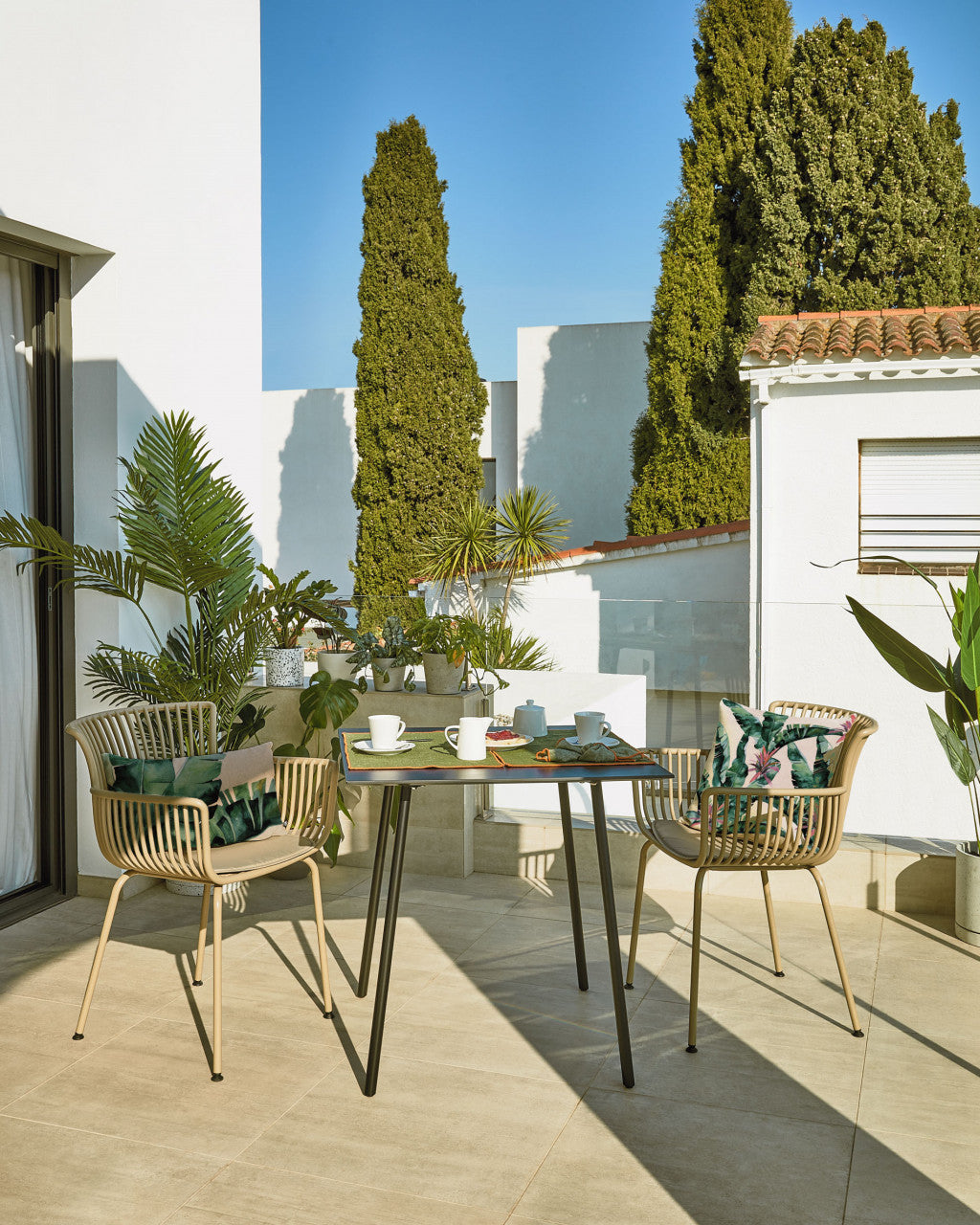 Scaun exterior dining bej din metal Surpika Kave Home