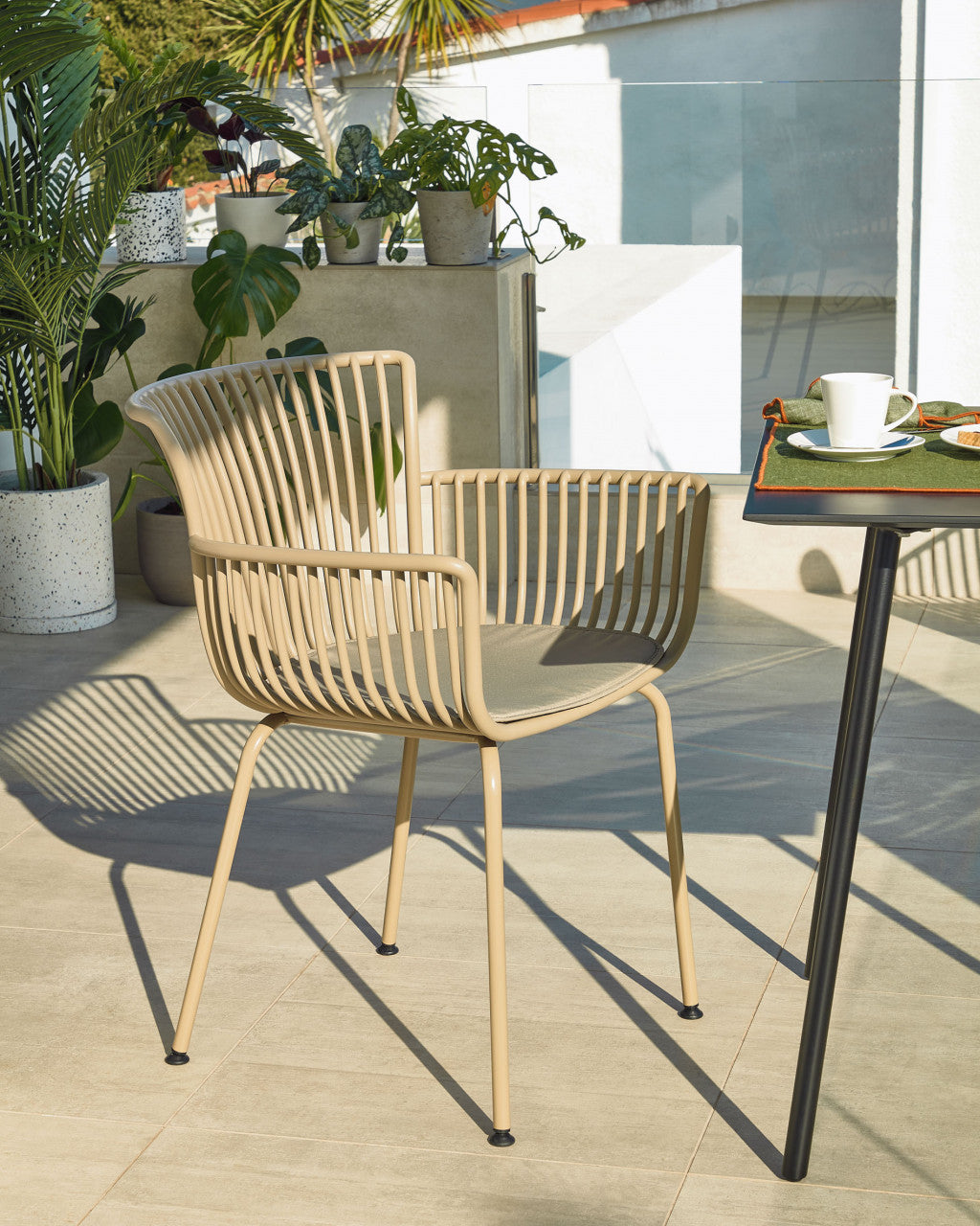 Scaun exterior dining bej din metal Surpika Kave Home