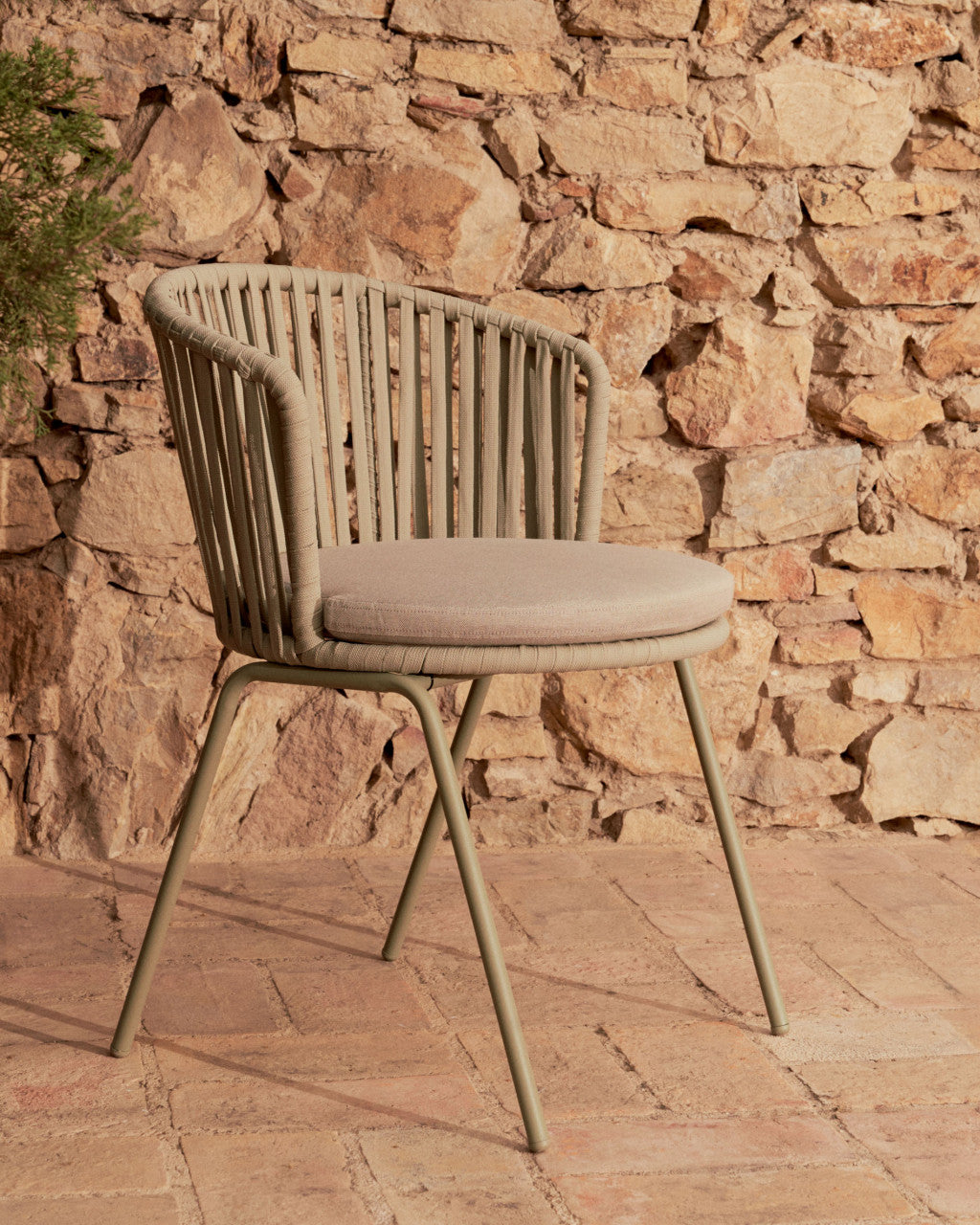 Scaun exterior dining bej din textil Saconca Kave Home