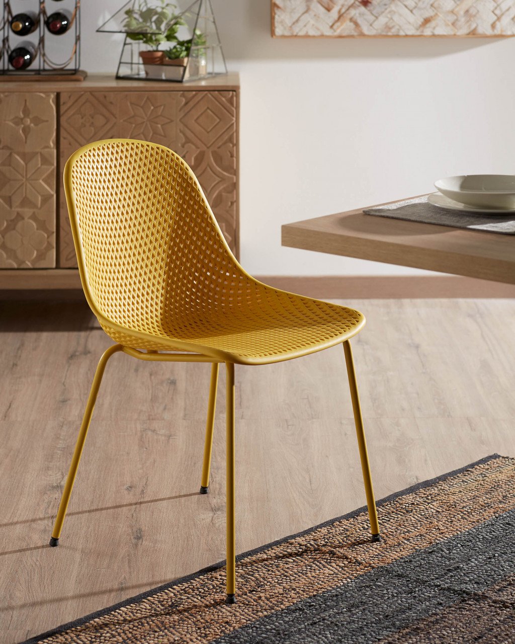 Scaun exterior dining galben din metal Quinby Kave Home