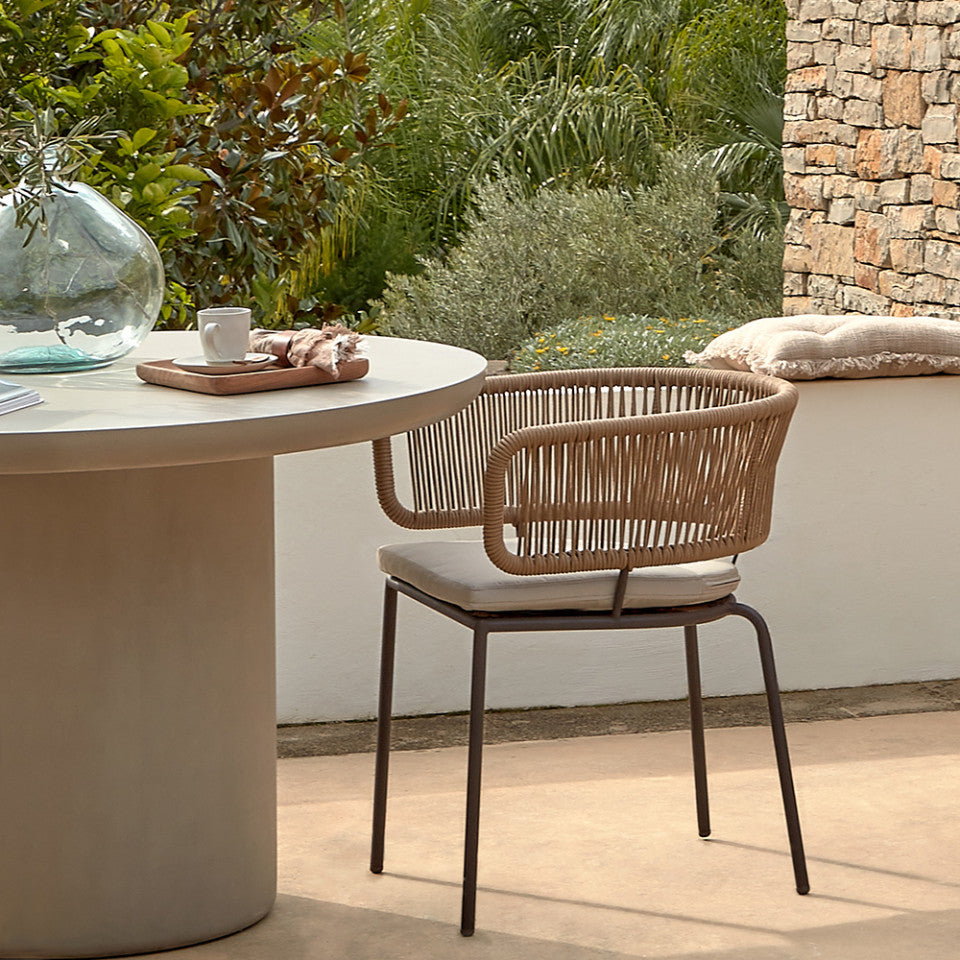 Scaun exterior dining maro deschis din metal Nadin Kave Home