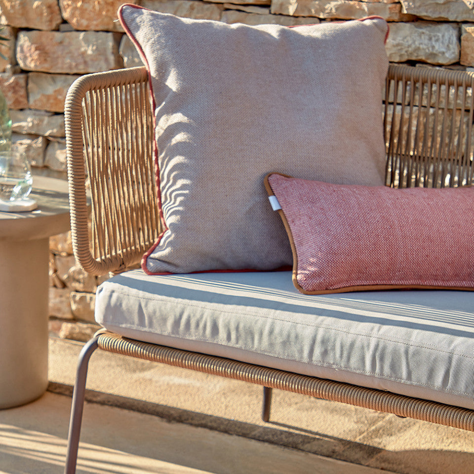 Scaun exterior dining maro deschis din metal Nadin Kave Home