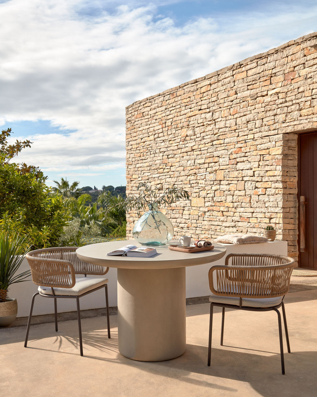 Scaun exterior dining maro deschis din metal Nadin Kave Home