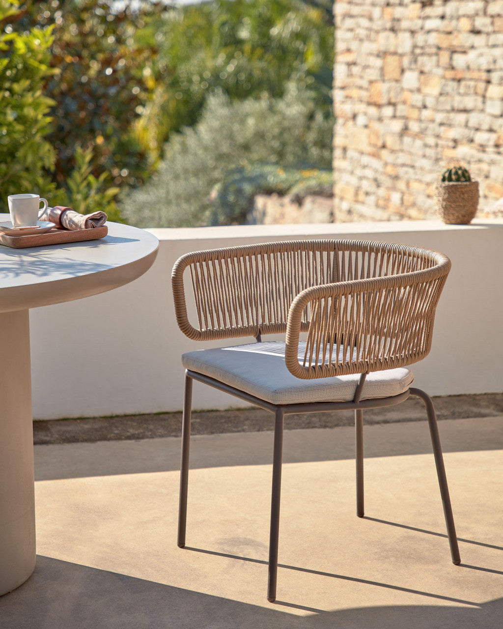Scaun exterior dining maro deschis din metal Nadin Kave Home